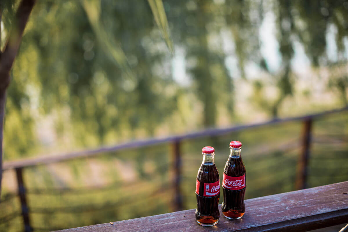 Reklámfotózás során készített reklámfotó két Coca-Cola üvegről.