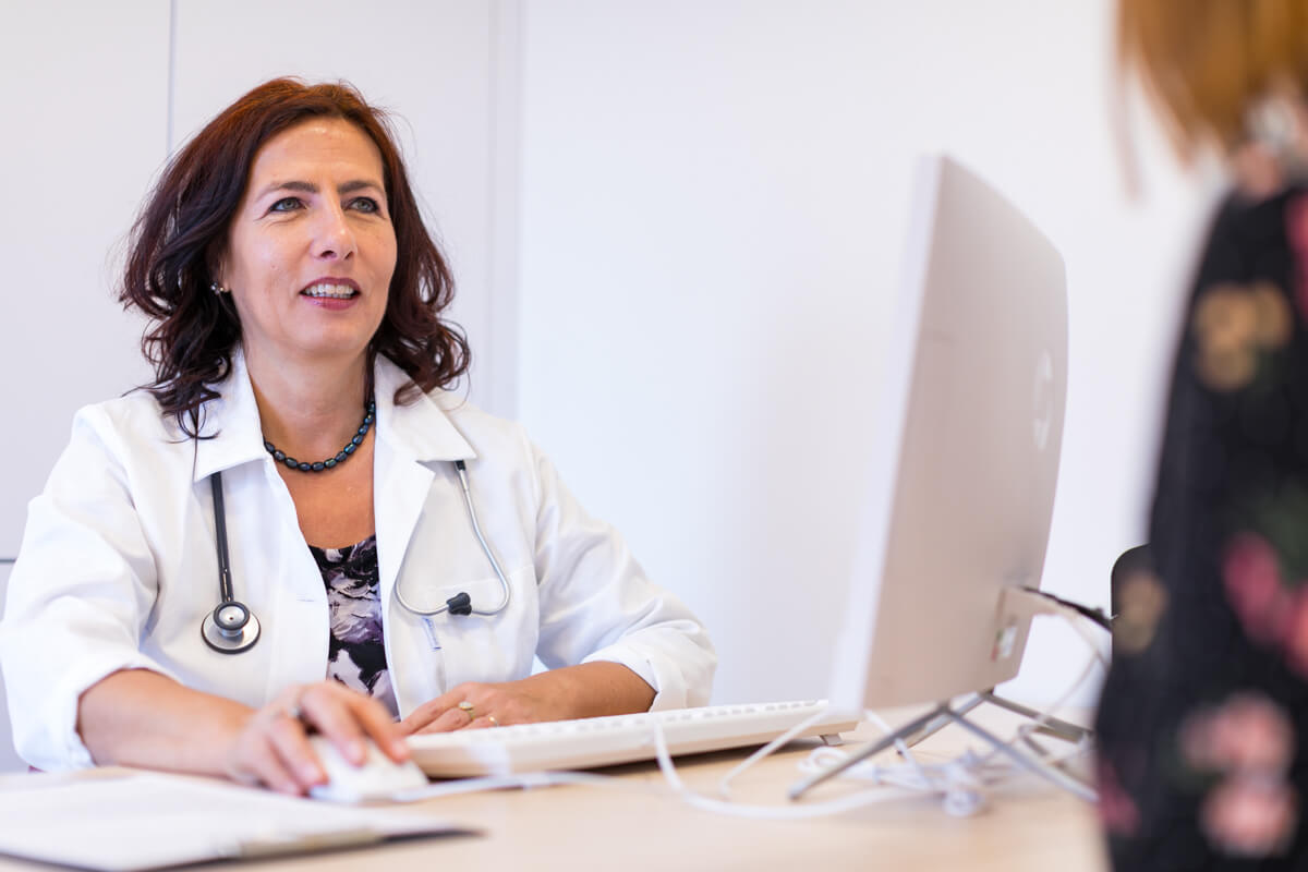 Image fotózás során készített kép Prof. Dr. Nagy Zsuzsannáról.