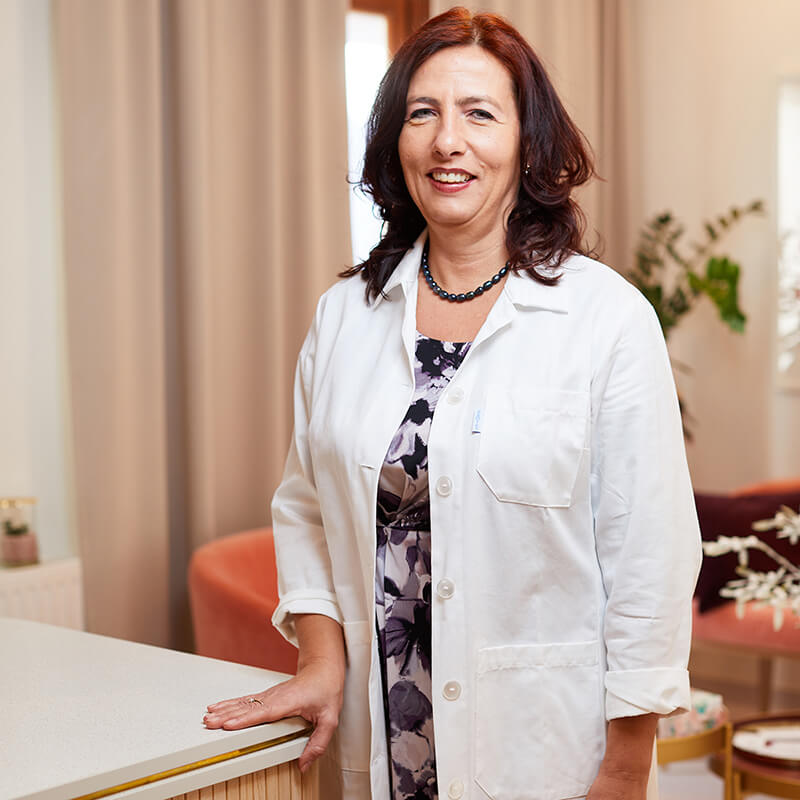 Portréfotózás során készített kép Prof. Dr. Nagy Zsuzsannáról.