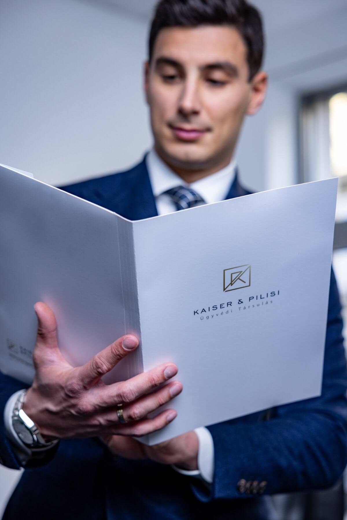 A Kaiser & Pilisi Ügyvéd Társulás image fotózása az irodában.