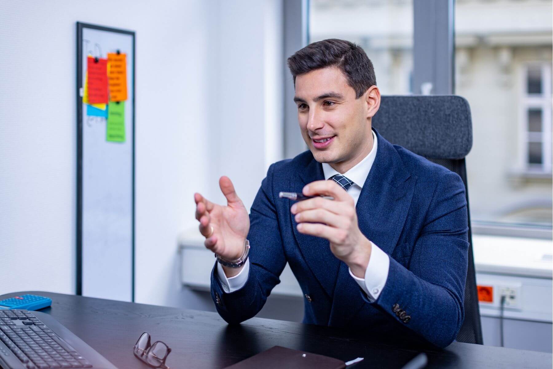 A Kaiser & Pilisi Ügyvéd Társulás image fotózása az irodában.