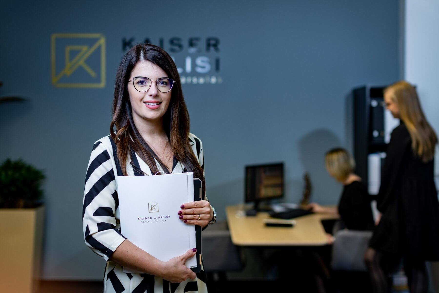 A Kaiser & Pilisi Ügyvéd Társulás image fotózása az irodában.